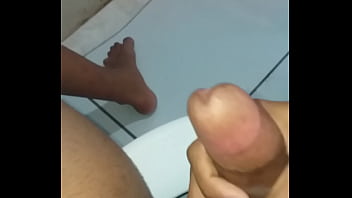 Preview 4 of Des Gouines Avec Un Gros Dildo - Novinho safado batendo uma gostoso