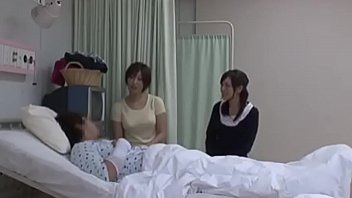 Preview 1 of Drunk Old Mom Fucking Son - Cuzinho da japonesa chega a piscar na cama de hospital