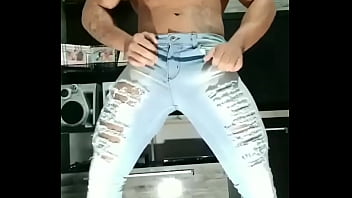 Preview 2 of Chalda Sex - Tonny Vinny mostra parte do seu bumbum gostoso.