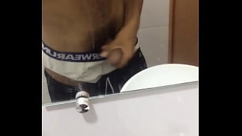 Preview 2 of Hot Mom Sleeping Naked With Son - Dotado Voiterk batendo uma no banheiro do shopping
