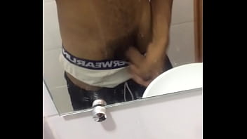 Preview 3 of Hot Mom Sleeping Naked With Son - Dotado Voiterk batendo uma no banheiro do shopping