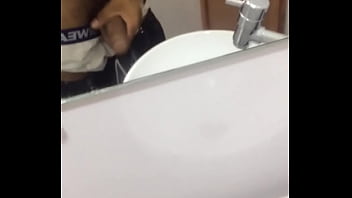 Preview 1 of Hot Mom Sleeping Naked With Son - Dotado Voiterk batendo uma no banheiro do shopping