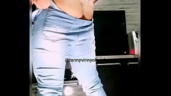 Preview 2 of Que Lesbiennes - Gogoboy Tonny Vinny exibe seu bumbum delicioso.