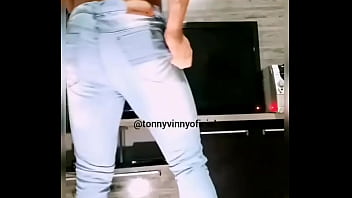 Preview 3 of Que Lesbiennes - Gogoboy Tonny Vinny exibe seu bumbum delicioso.
