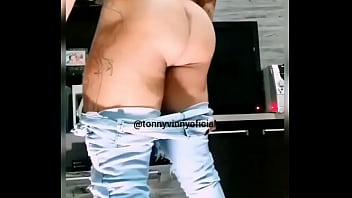 Preview 1 of Que Lesbiennes - Gogoboy Tonny Vinny exibe seu bumbum delicioso.