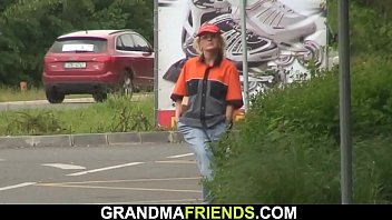 Preview 1 of Swww Xxx Video - Working mature woman outdoor threesome