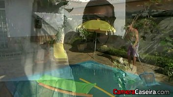 Preview 1 of Mom Saxe Hd - Limpou a Piscina da Ninfetinha e ganhou um Boquete