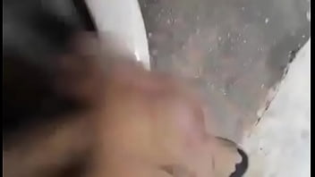 Preview 2 of Indian Mallu Home Maid Porn - Jalando me la verga en ba&ntilde_o ajeno