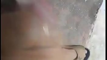 Preview 1 of Indian Mallu Home Maid Porn - Jalando me la verga en ba&ntilde_o ajeno
