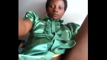 Preview 1 of Sister Dee Sucking Boobs Bdsm - Umutuba wa Violette yiga muri kaminuza ariko arikinisha