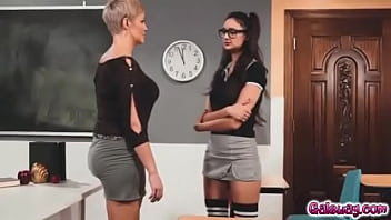 Preview 2 of Aprende A Mamar - Nerds Rule A Nerd At Any Age0.mp4