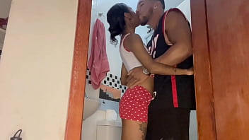 Preview 1 of Pubilic Nudity - Minha enteada novinha magrinha estava no banheiro e eu n&atilde_o resisti