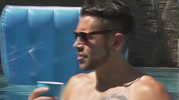 Preview 4 of Indian New Sunmy - Foda na piscina com as transsexuais (parte 1)