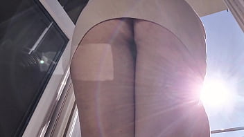 Preview 4 of Video Full Hd Xnn - gostosa se exibe na varanda sem calcinha