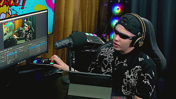 Preview 3 of Mom Give Boy Fuck - A Branquinha da Viamms ficou de quatro na mesa do Podcast,  a calcinha t&atilde_o pequena que mostrou sua buceta toda,  muito tesuda - P&aacute_pum no Barraco!
