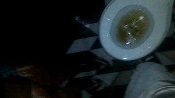 Preview 2 of Ebony Milf On White Dick - botando a novinha pra mamar na balada