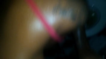 Preview 1 of Ebony Milf On White Dick - botando a novinha pra mamar na balada