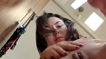 Preview 1 of Xxx 89 Hindi - Me masturbando e fazendo squirt no provador da loja