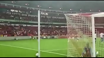 Preview 2 of Masuk Tangan Dalam Pepek Japan - Velinho gostoso destr&oacute_i com o jogo enfiando fundo a bola no gol