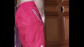 Preview 1 of Made Fuckning Video - Cara peludo amassa a piroca no short vermelho e goza pra c&acirc_mera
