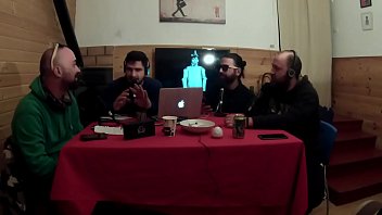 Preview 4 of Petite Blond Small Bella - Beertuosos Podcast x20 | NO TE COMAS LOS MEMES