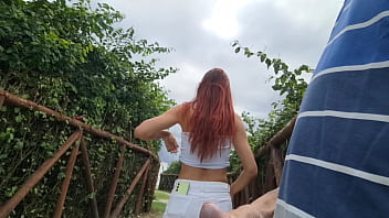 Preview 3 of Rob Jill - Punheta arriscada na rua e ruiva linda acabou me pegando se masturbando!