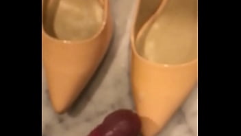Preview 1 of Gay Adorable - Paja en los zapatos de mi suegra