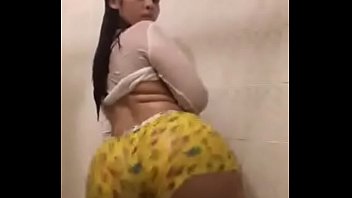 Preview 2 of Bhai Bahen Ki Sexxx Muve - Rico baile en la regadera