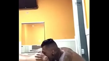 Preview 1 of Stepmom Huge - Chupando um cuzinho