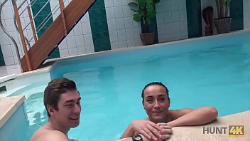 Preview 2 of Video Incesto En Peru - HUNT4K. El due&ntilde_o del peque&ntilde_o centro de spa seduce a la perra morena