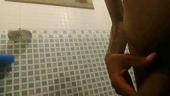 Preview 2 of Vuclib Sex - Novinho batendo uma no banho