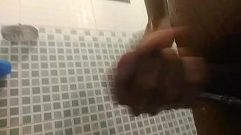 Preview 1 of Vuclib Sex - Novinho batendo uma no banho