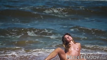 Preview 3 of Bast Xxx Videos Sunny Leone - Teenage beauty makes everyone aroused with beach tease