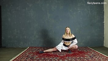 Preview 1 of Soni Loni Xxx Video - Hot gymnast Sofya Belaya spreading her long legs
