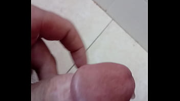 Preview 4 of White Bra Toilet - Gozando gostoso para uma delicia no chat!!