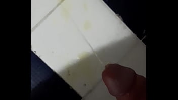 Preview 4 of Mamaya X - Me pongo a orinar bigdick ec