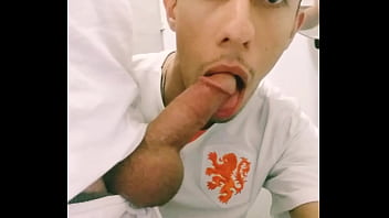 Preview 1 of Hizmetci Rus - Mamando h&eacute_tero no Mc Donalds / Sucking straight in outdoor (mc donalds)