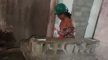 Preview 1 of Hd Porn Vdu - La jefa va a supervisar el trabajo y mientras llegan los trabajadores ella se masturba y termina rica