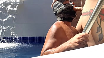 Preview 4 of Dashi Boudi Panu - BRUNA DUARTE TRANS SOCANDO PAU NA BOQUINHA DO CLIENTE NA PISCINA PARA PAU FICAR DURO