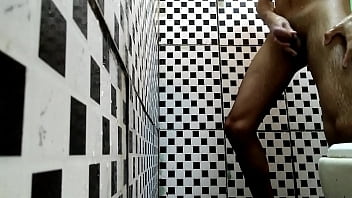 Preview 3 of Feliz Pascoa - Tomando banho e batendo uma punheta