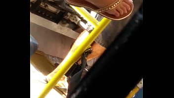 Preview 2 of Xnxcom 9 - Novinha do pezinho perfeito no bus&atilde_o 1 parte