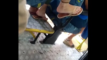 Preview 1 of Xnxcom 9 - Novinha do pezinho perfeito no bus&atilde_o 1 parte
