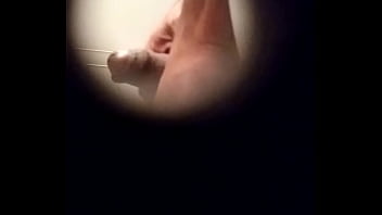 Preview 3 of Sex Video Dowlond - Dotado exibindo o pau no banheiro