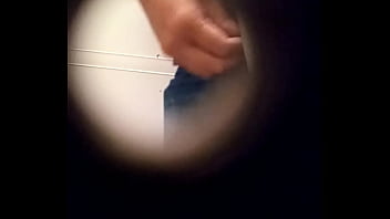 Preview 4 of Sex Video Dowlond - Dotado exibindo o pau no banheiro