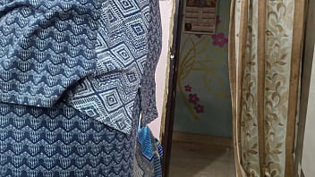 Preview 1 of Model Purva X - पिंकी भाभी ने टीवी मैकेनिक को सेक्स के लिए बहकाया क्योंकि वह सर्विस बिल का भुगतान करने में असमर्थ थी