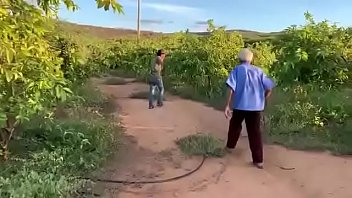 Preview 4 of Kt Porn - Lopim dando uma surra de vara no ladr&atilde_o de goiaba tiringa