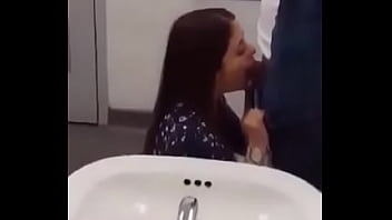 Preview 1 of Indian Aunty Terrace - Compa&ntilde_era de universidad me hace una mamada