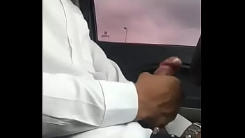 Preview 1 of Three Busty Fuck - Novinho gozando no carro.