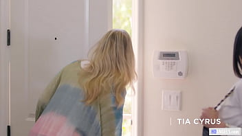 Preview 1 of Magic Fuc Sex - Mature Lesbian Lovers - Julia Ann and Tia Cyrus - Girlsway