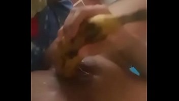 Preview 2 of Mom And Son Long Time Sex Mobie - La muy puta se masturba con lo primero. Qencuentra en su cocina